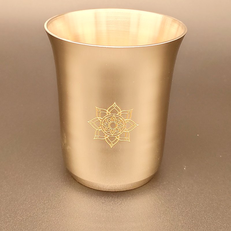 A single Tuoom kansa tumbler seen from the front